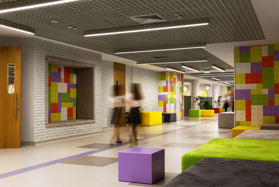 Интерьер вестибюля школы