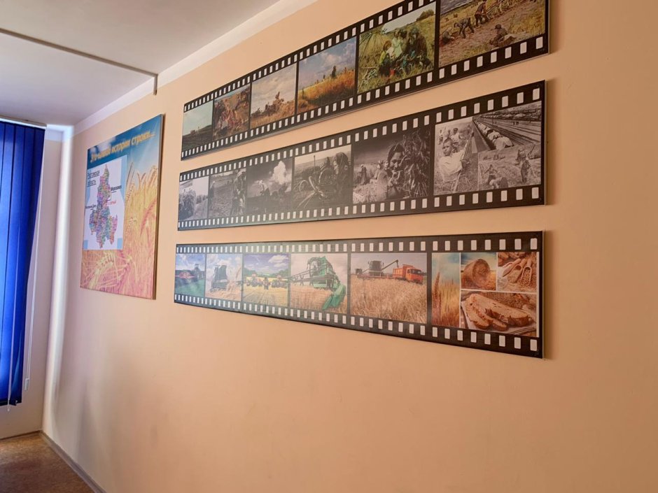 Интерьер холла школы