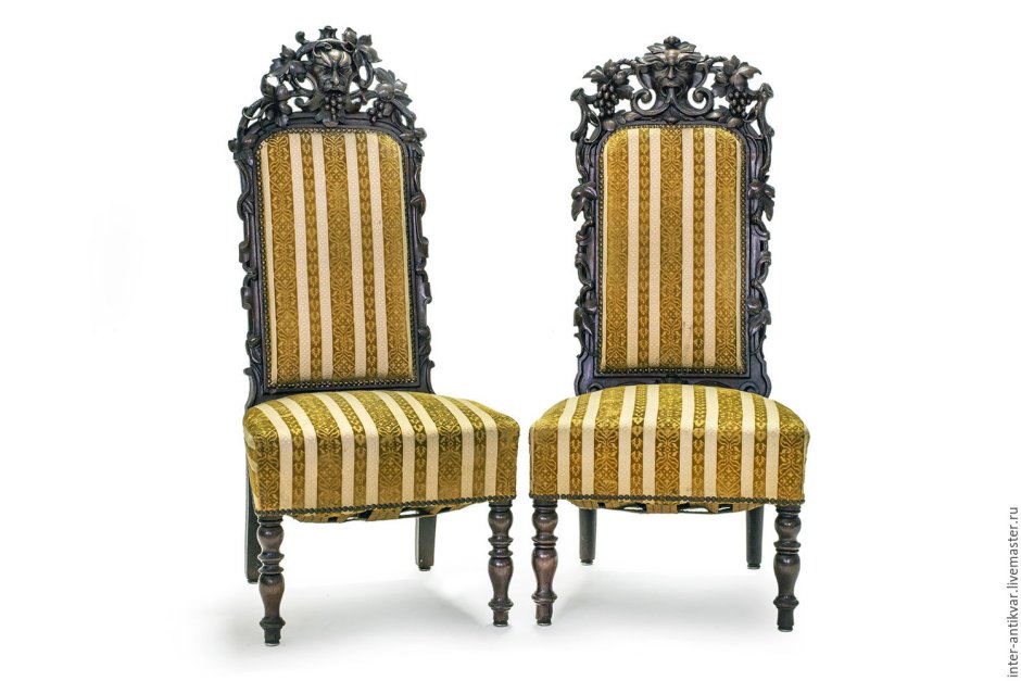 Старинный стул с высокой спинкой