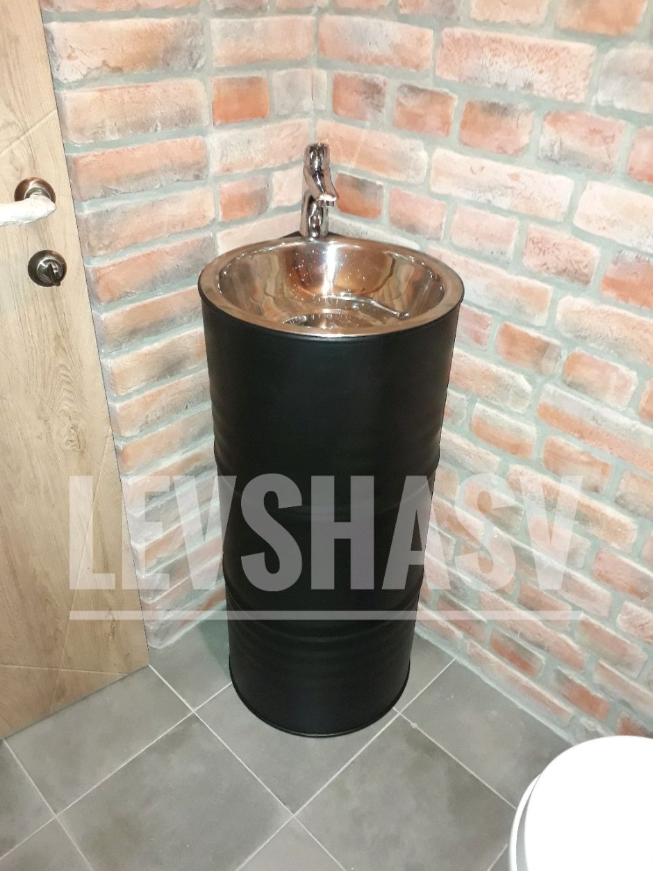 Умывальник из металлической бочки