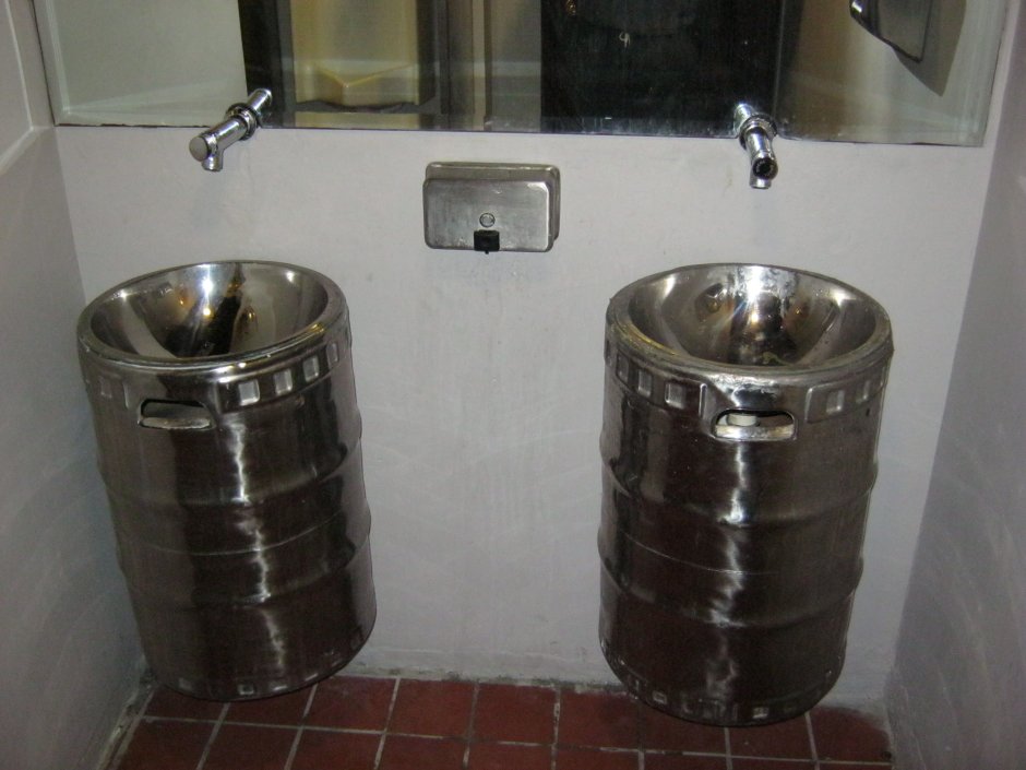 Умывальник из пивной бочки