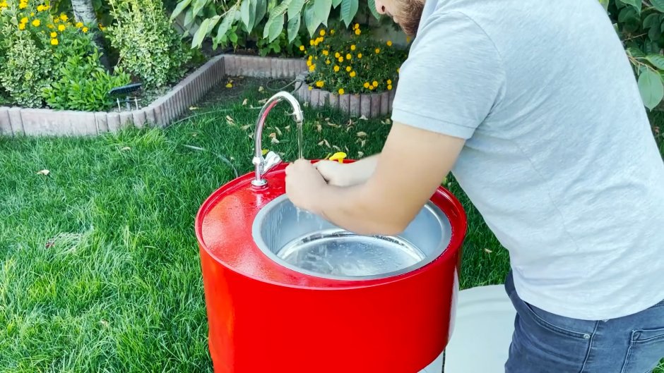 Умывальник из бочки