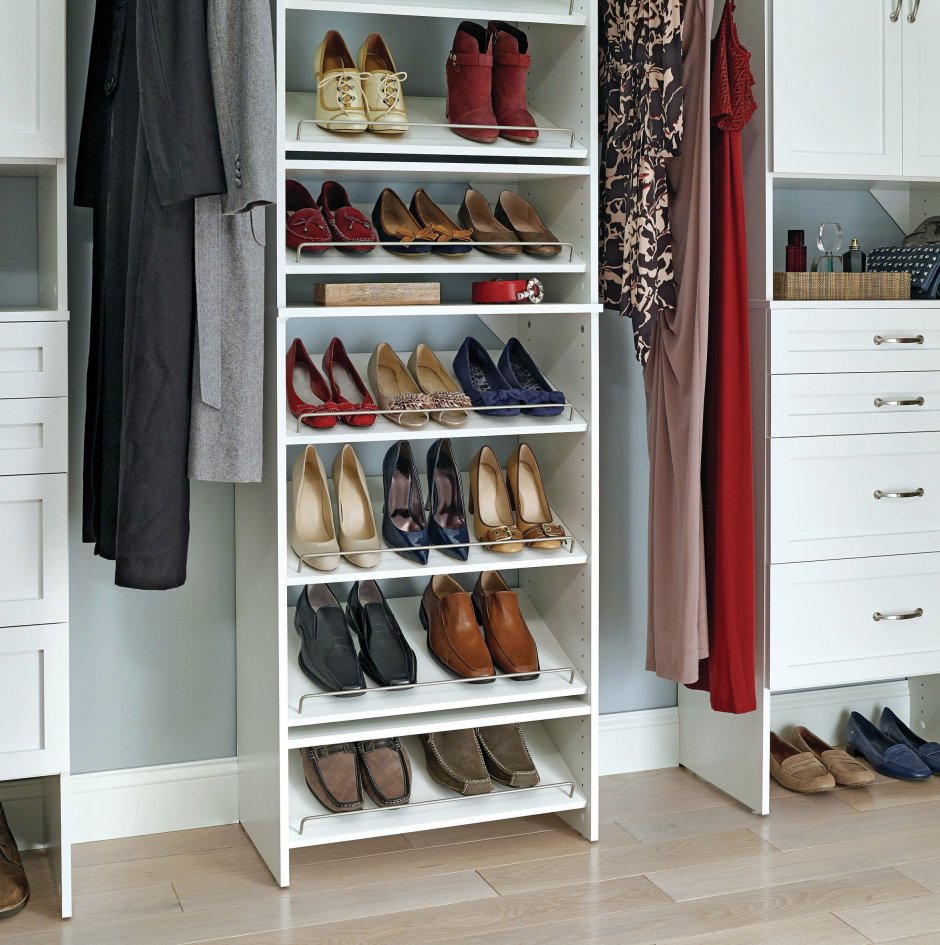 Гардеробная с полками для обуви