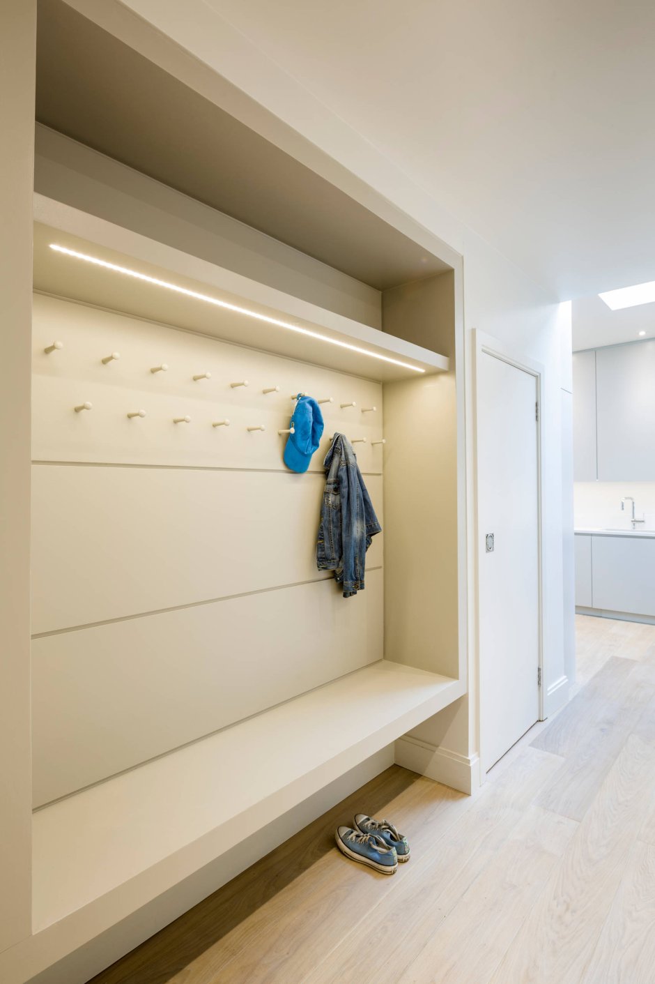 Прихожая с нишей в стене