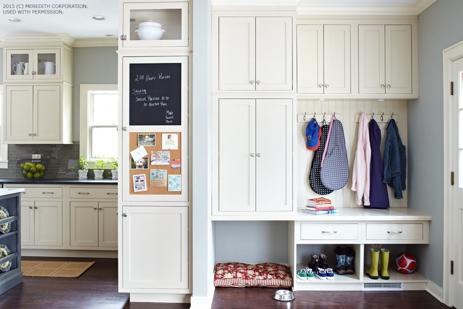 Шкаф в коридор с нишей под обувь