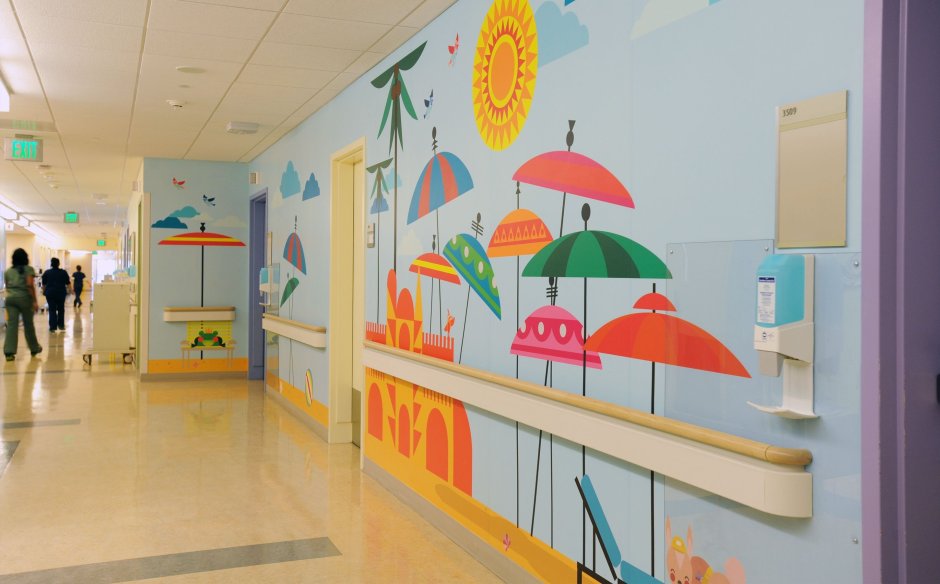 Стены холла в детском саду