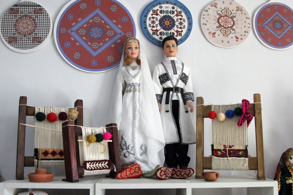 Обед в национальном стиле в этно-доме Дагестан зимой