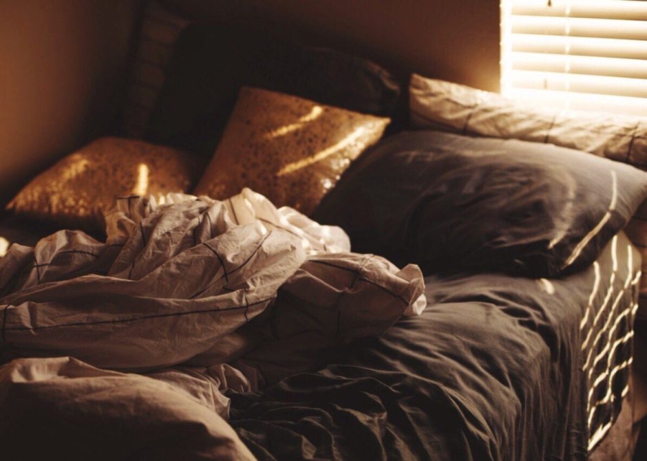 Мужик лежит на животе в бане