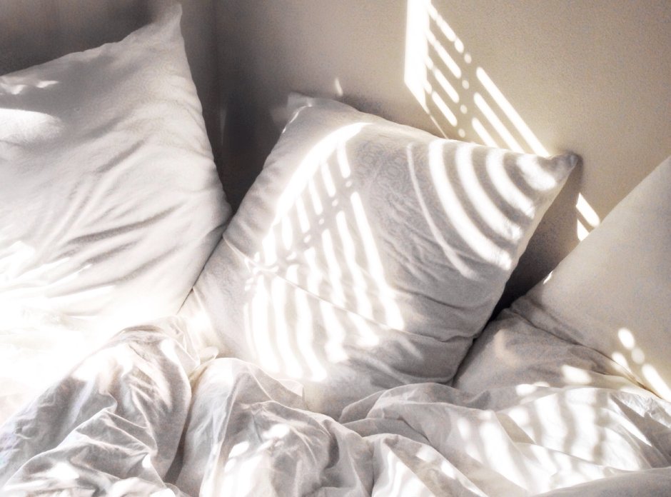 Кровать в темноте
