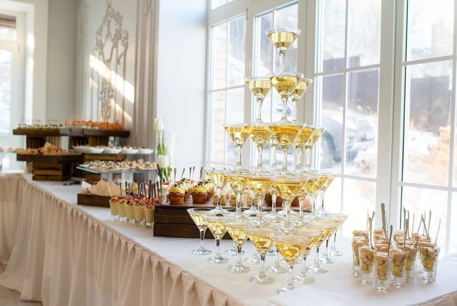 Фуршетный стол с шампанским