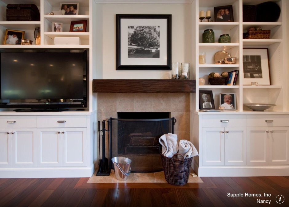 Гостиная с камином и шкафами