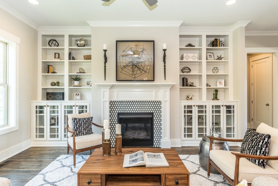 Белая гостиная с камином