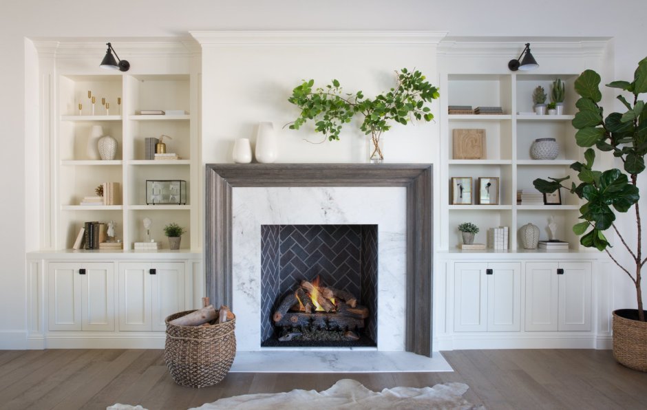 Декоративный камин в гостиной