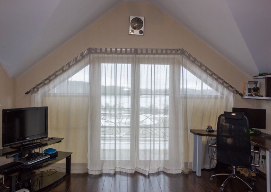 Шторы на скошенные окна в мансарде