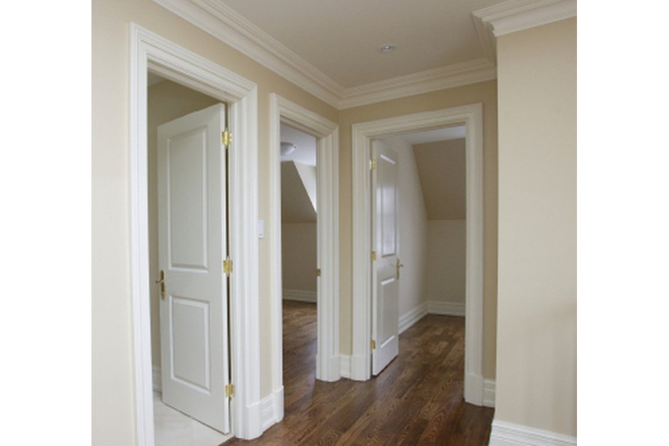 Отделка дверных межкомнатных проемов молдингом