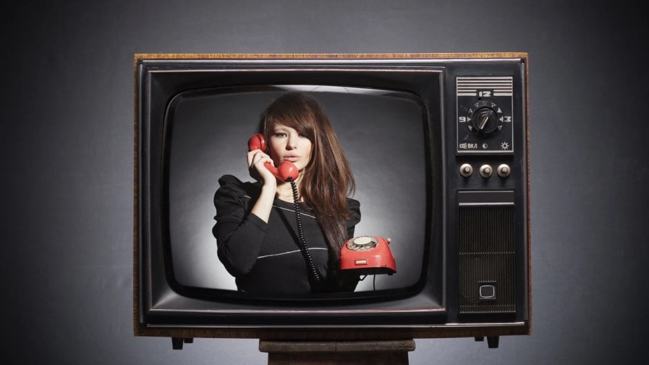 Рука с телевизором ретро