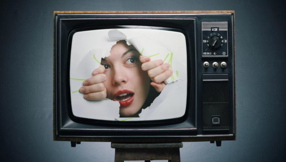 Старый телевизор на фоне стены