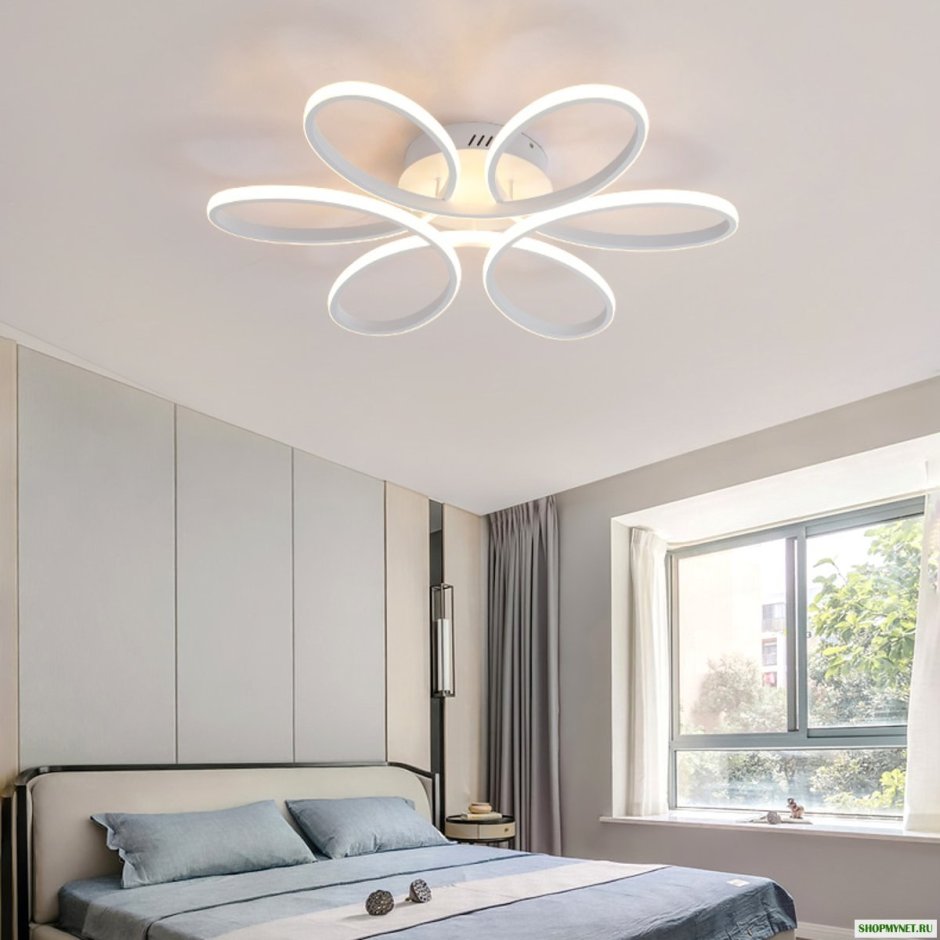 Белая люстра на бежевом потолке