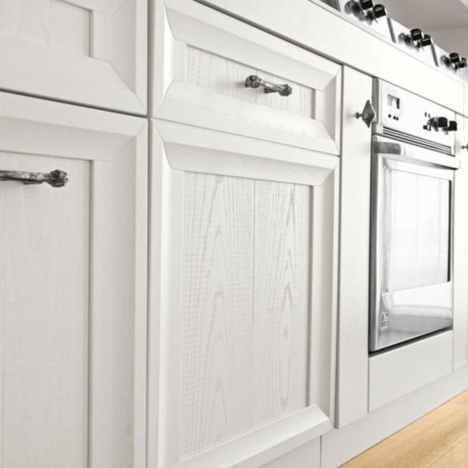 Белая кухня с фрезерованными фасадами