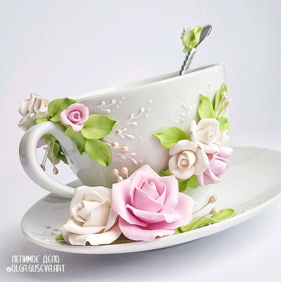 Чайный чашки и блюдца из фарфора