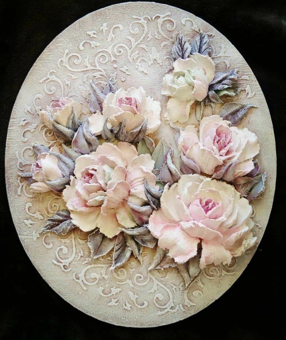 Фарфоровые вазы с цветами