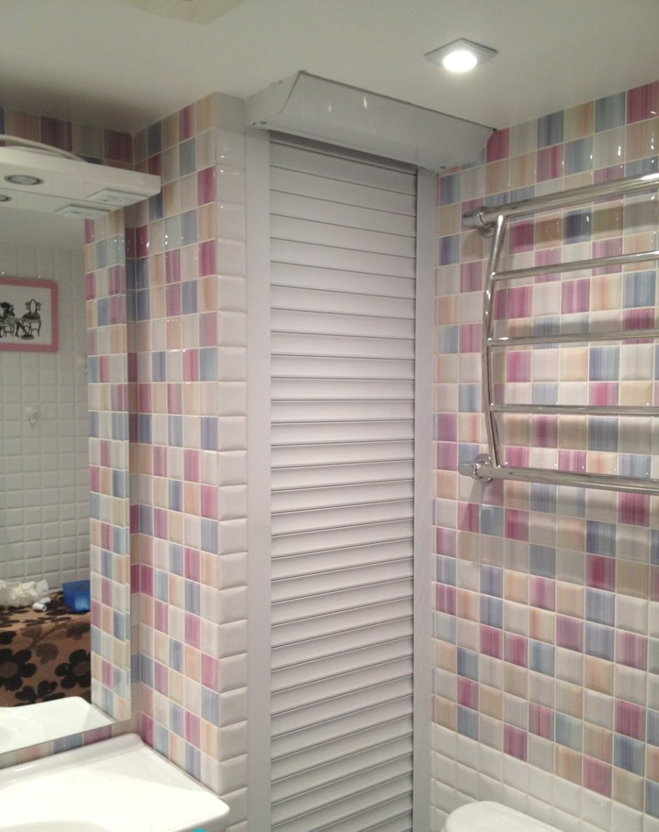 Жалюзи на окно в ванную