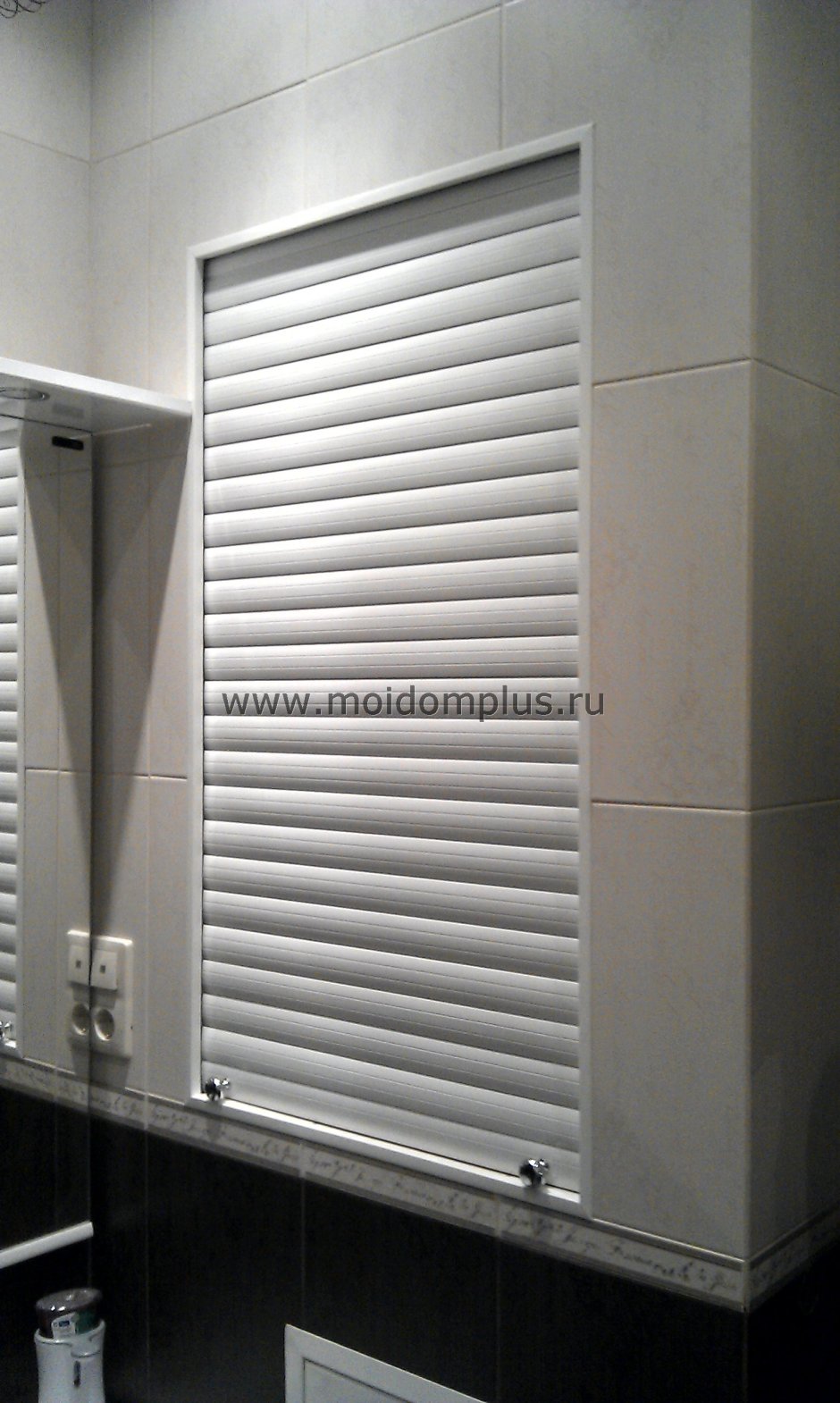 Рулонные жалюзи для двери в туалет