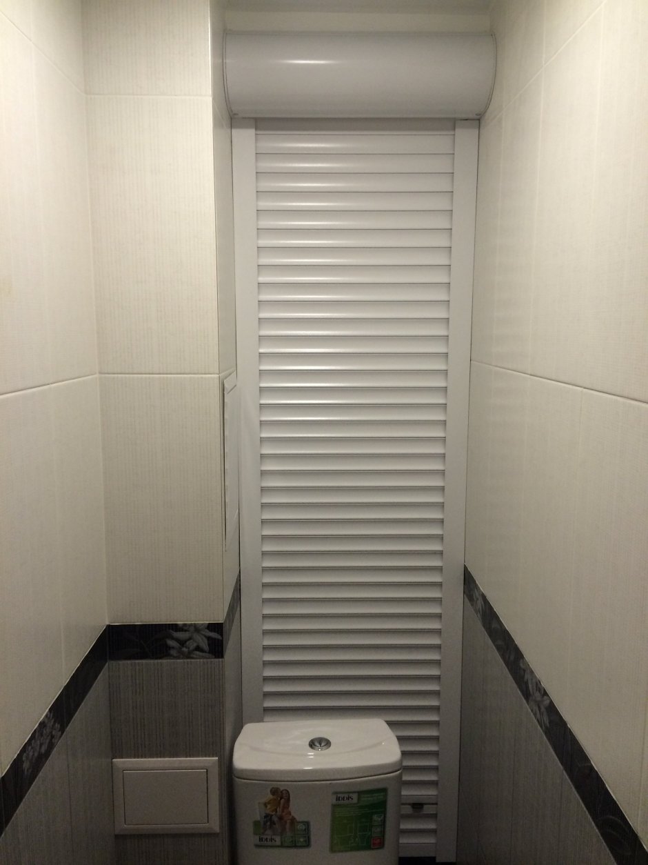 Рулонные шторы в туалете за унитазом