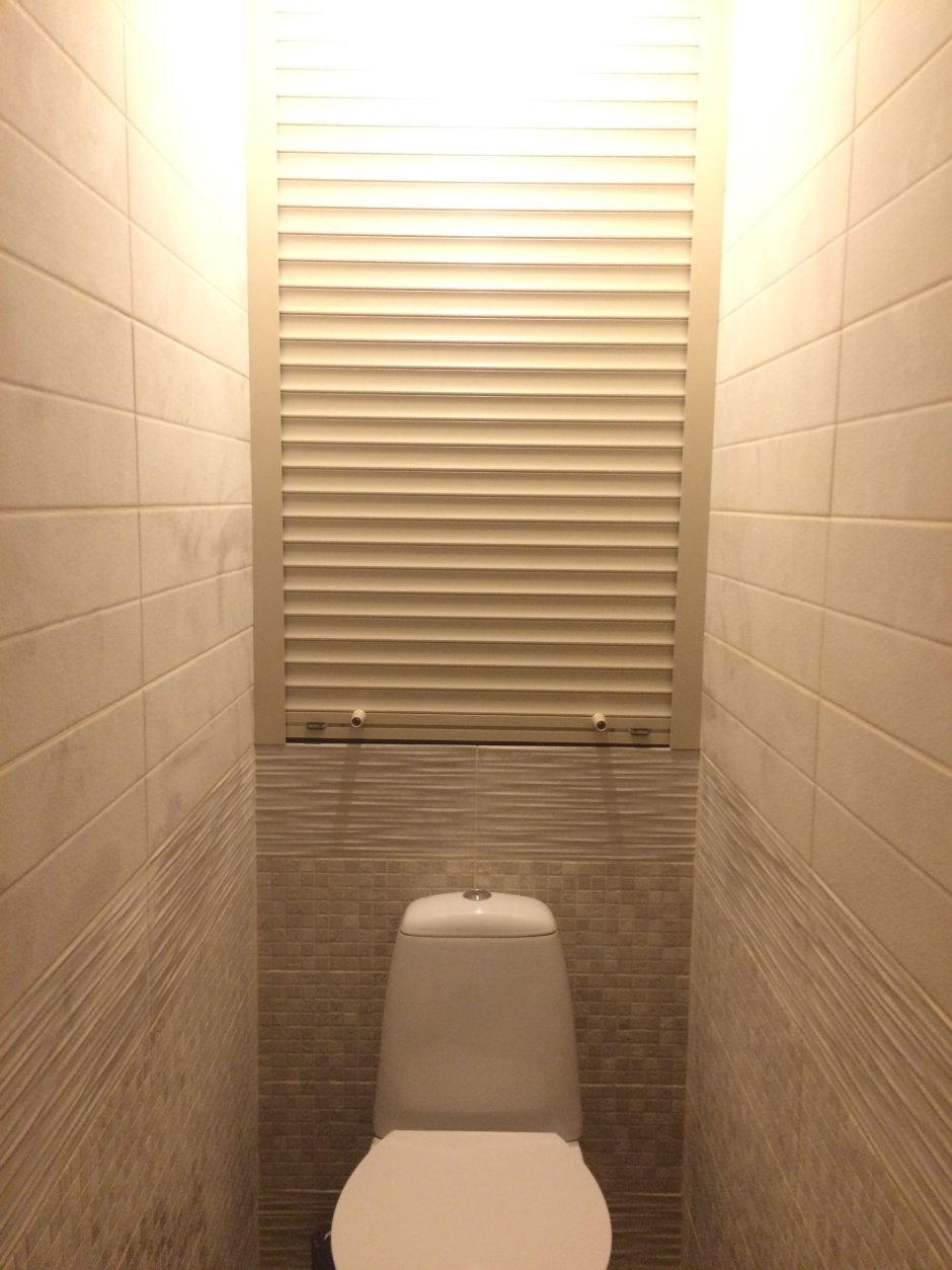 Горизонтальные жалюзи в туалет