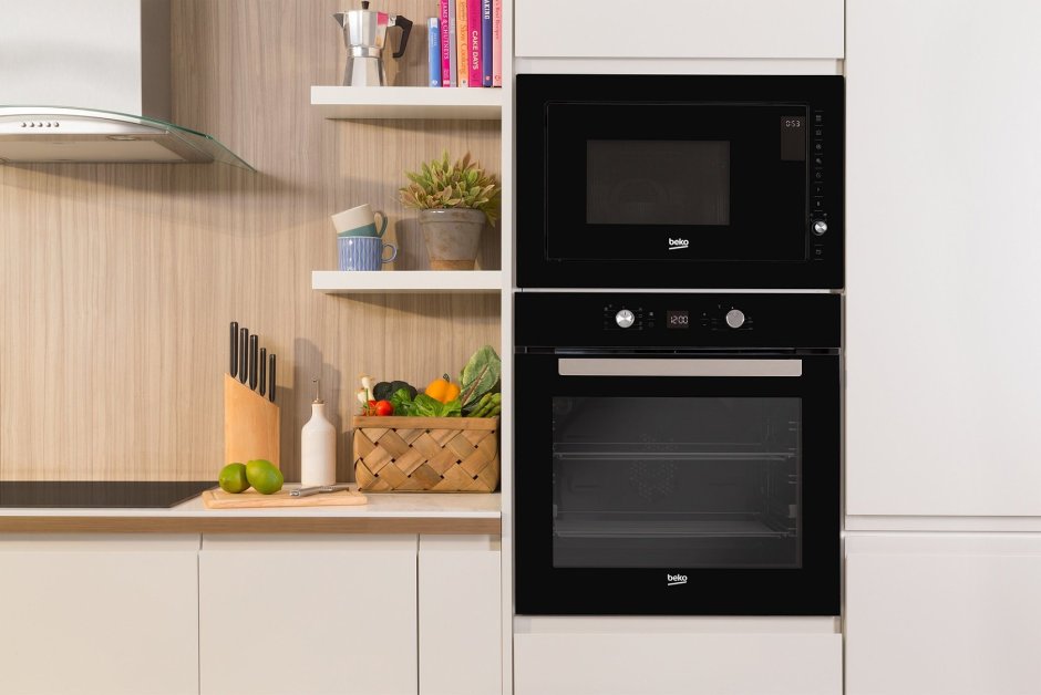 Духовой шкаф и микроволновка в одном стиле