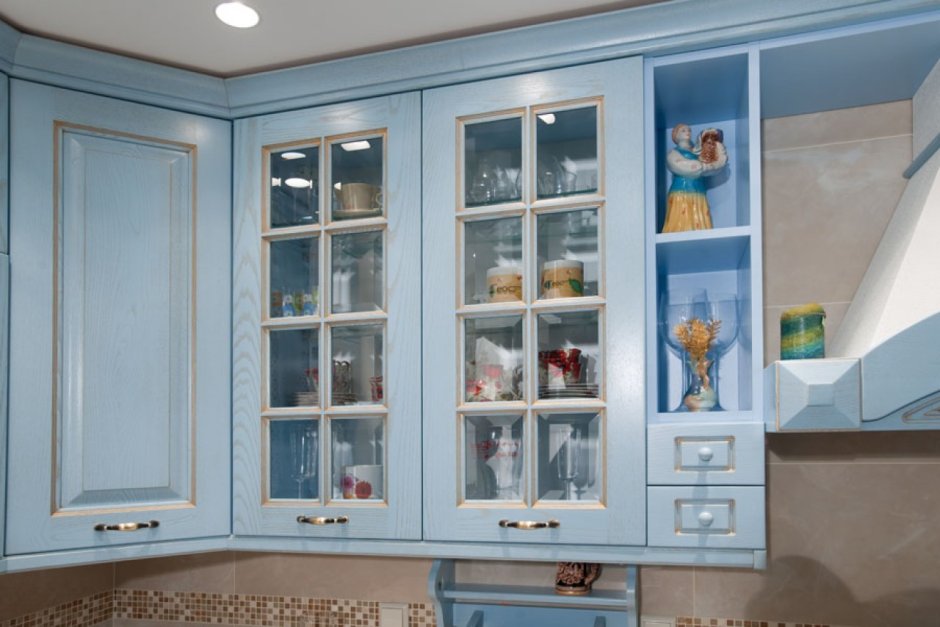 Кухня Верхние шкафчики со стеклом для посуды