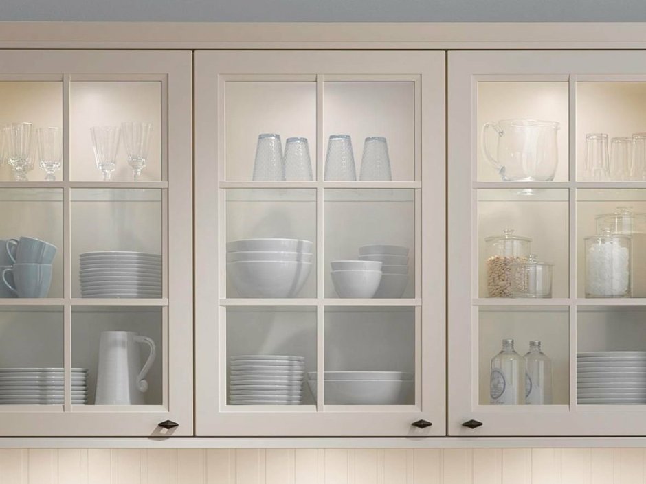 Кухонный шкаф с прозрачными дверцами