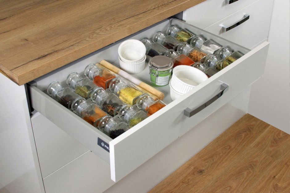 Ящик для специй в кухонном гарнитуре