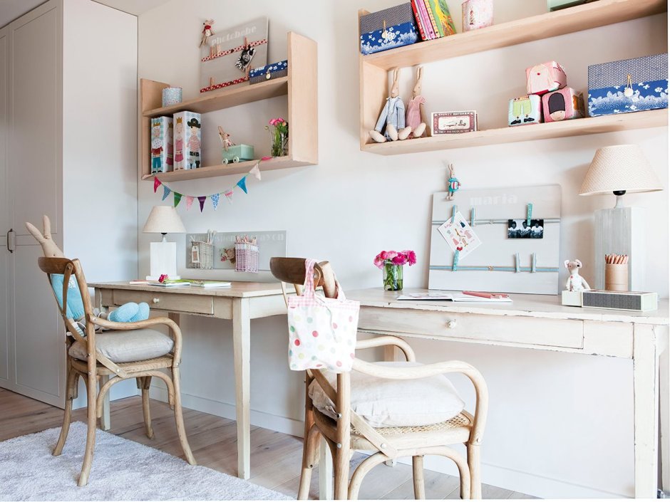 Полки над столом для девочки