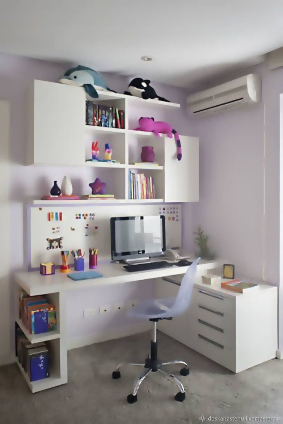 Полки над письменным столом