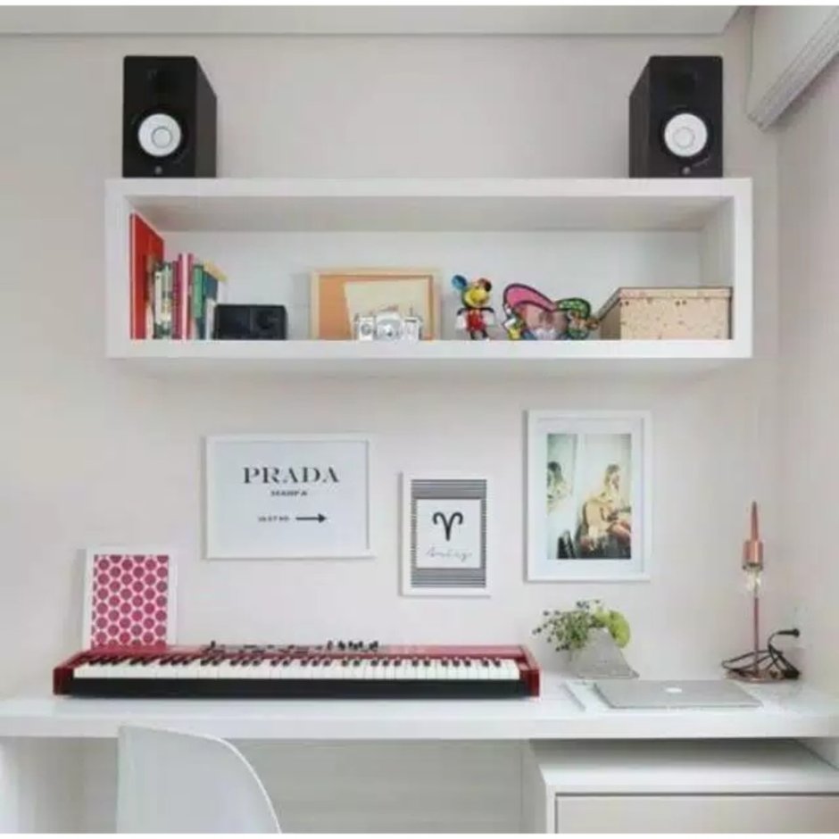 Полки над письменным столом