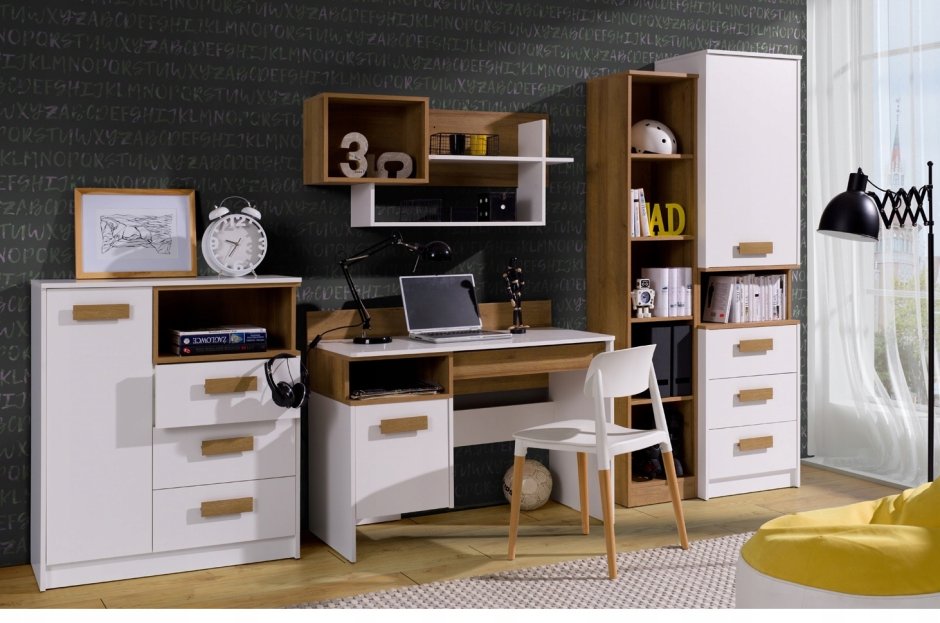 Полочки над столом для школьника