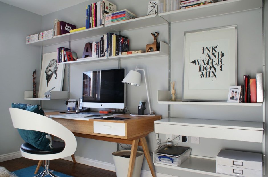 Полки над письменным столом для школьника стильные