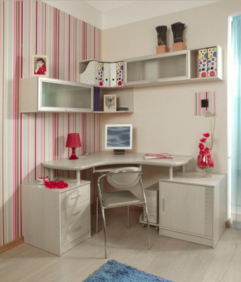 Угловой письменный стол в детской