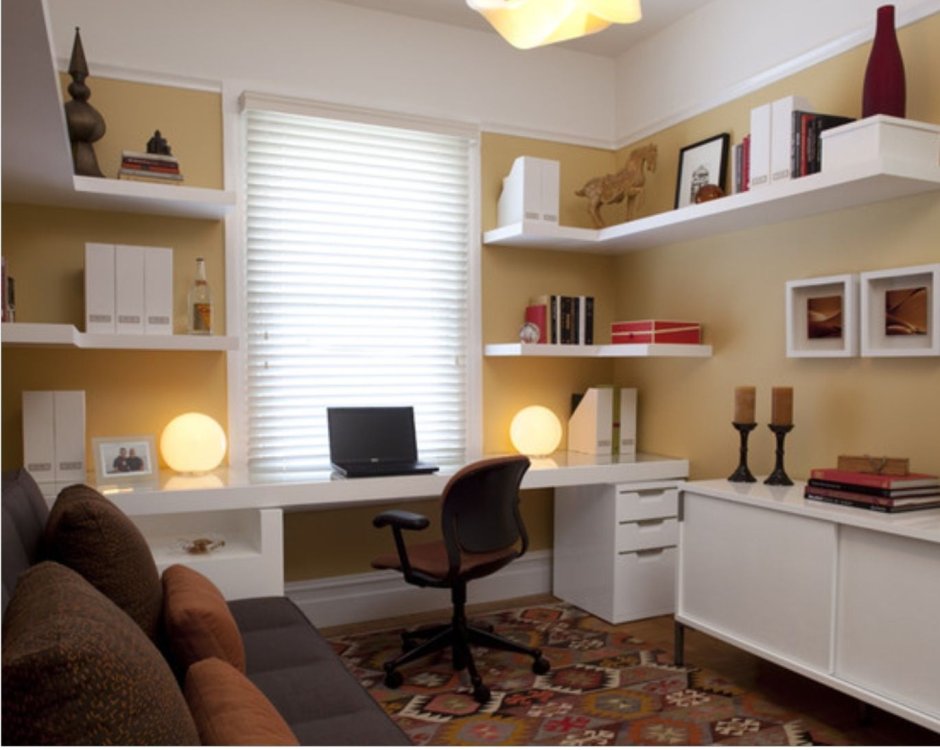 Угловые полки над письменным столом