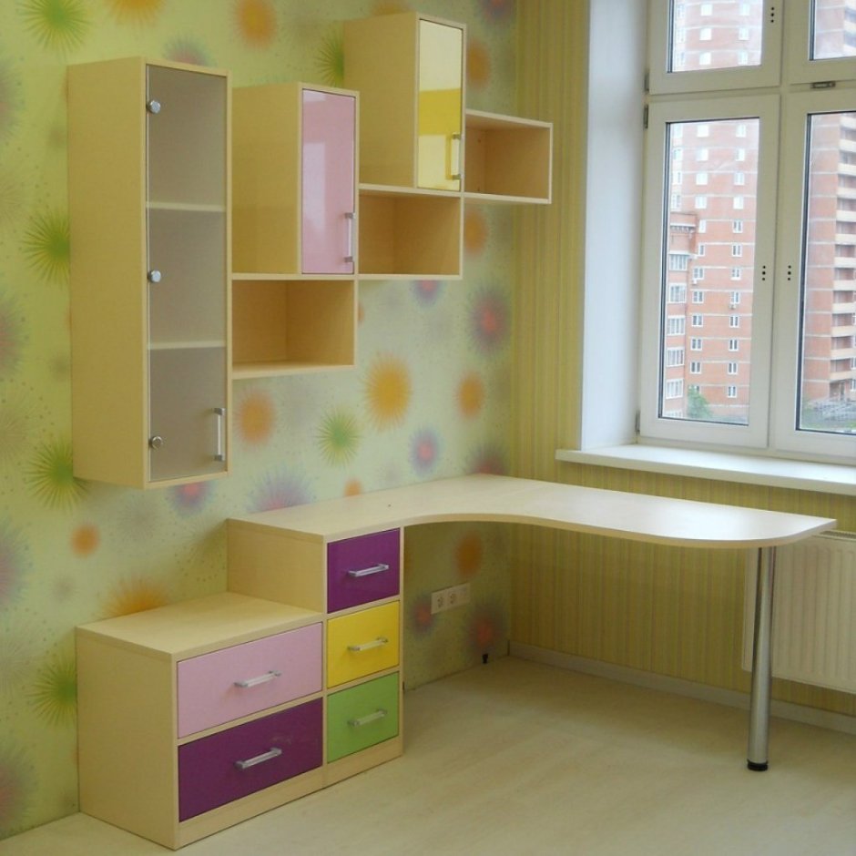 Стол в детскую