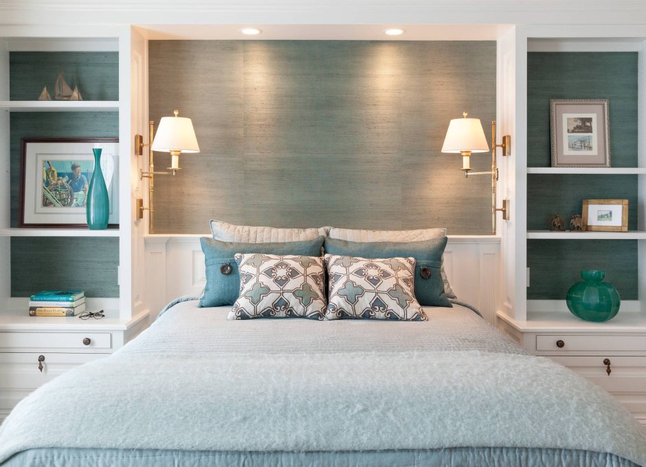 Шкаф над кроватью в спальне