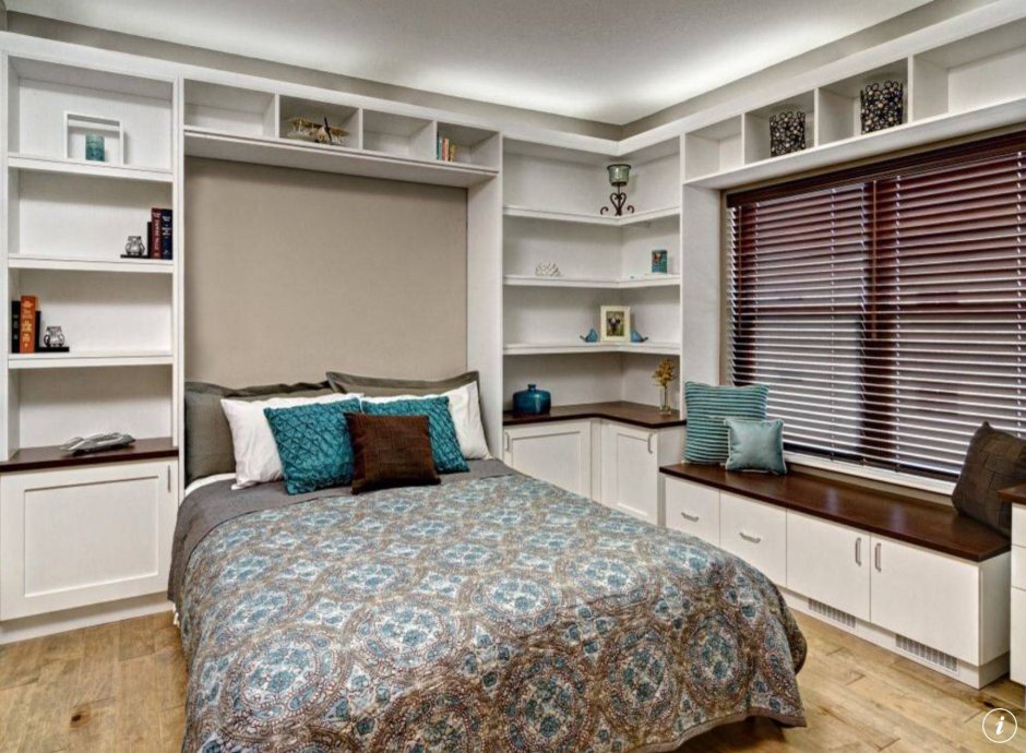 Кровать в нише с полками