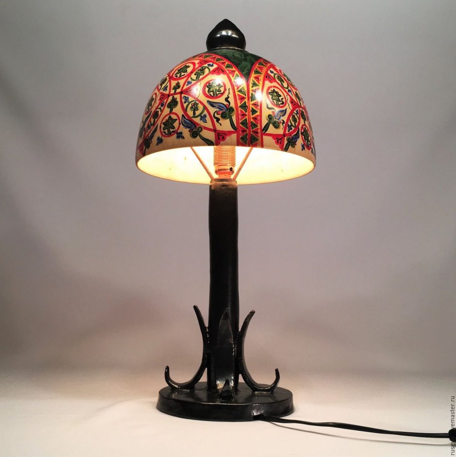 Настольная лампа из дерева