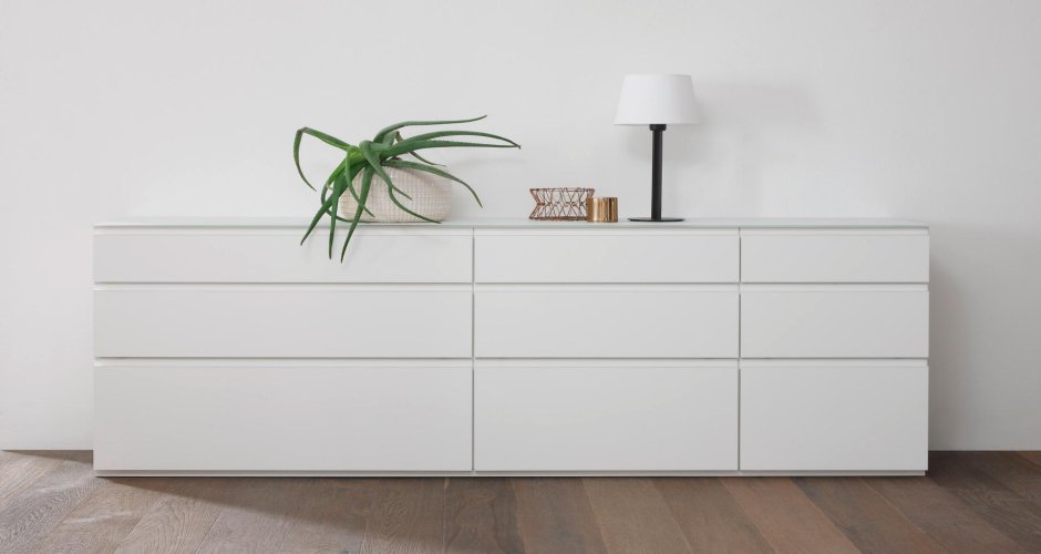 Низкие комоды вдоль стены