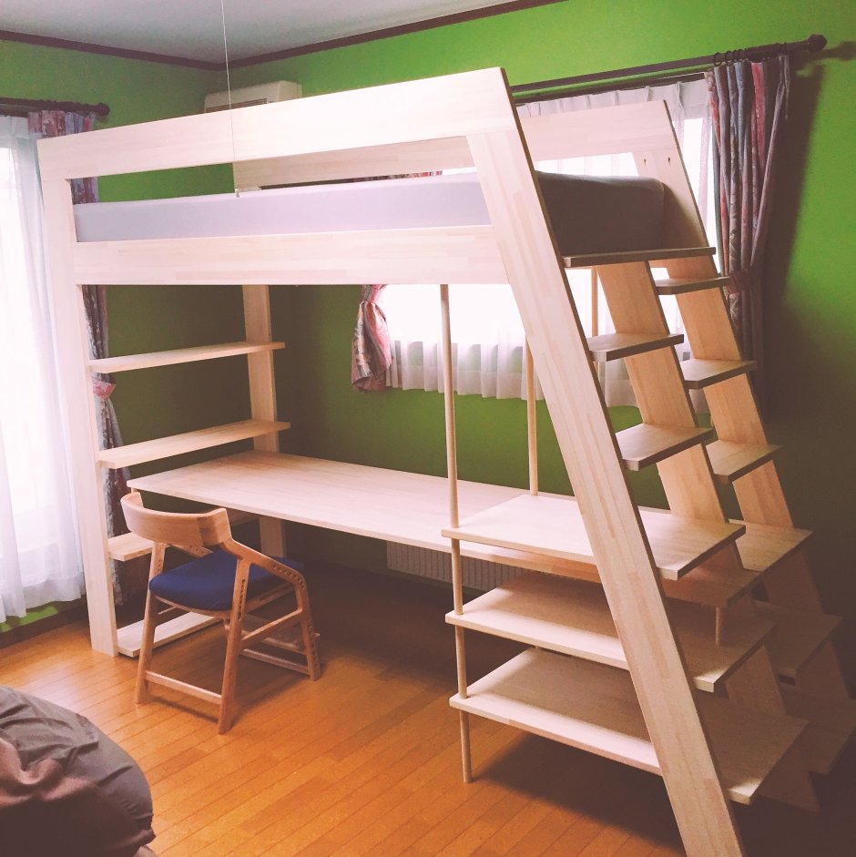 Верхний ярус кровати чердака