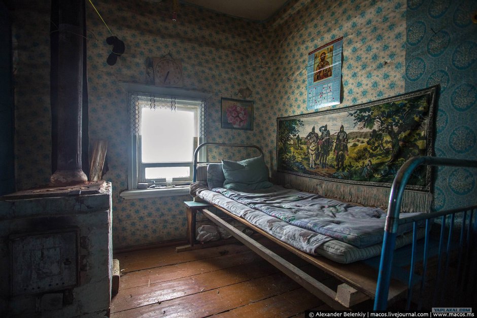 Заброшенный дом в деревне внутри