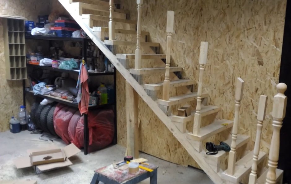 Деревянная лестница в гараж