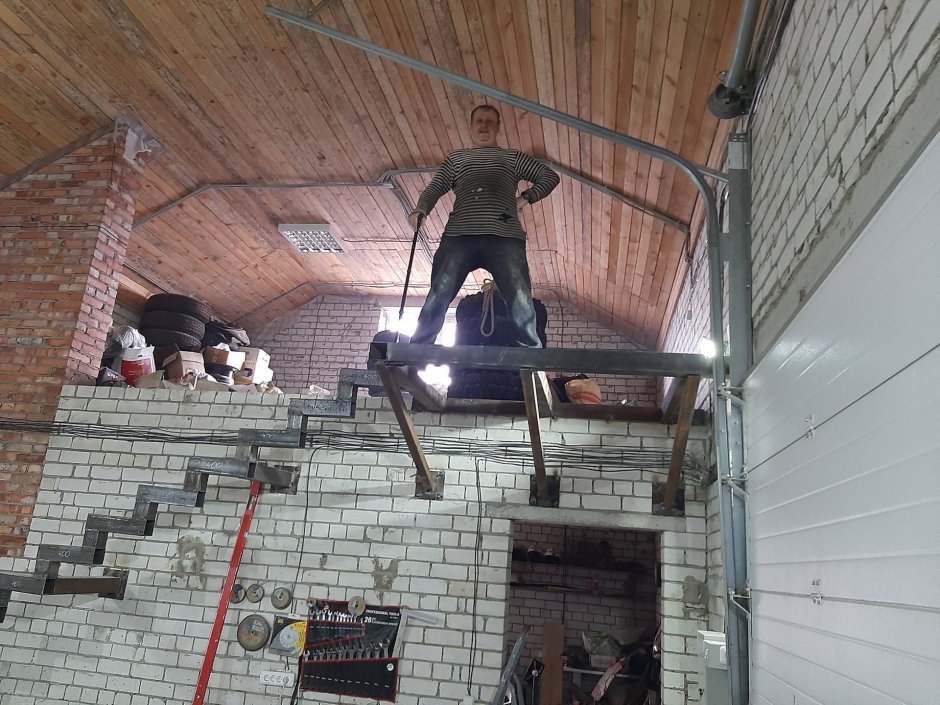 Металлическая лестница в деревянном доме