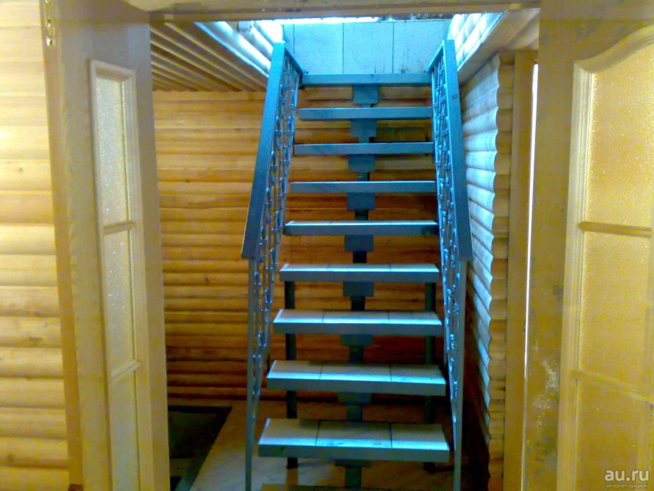 Лестница в подвал в частном доме